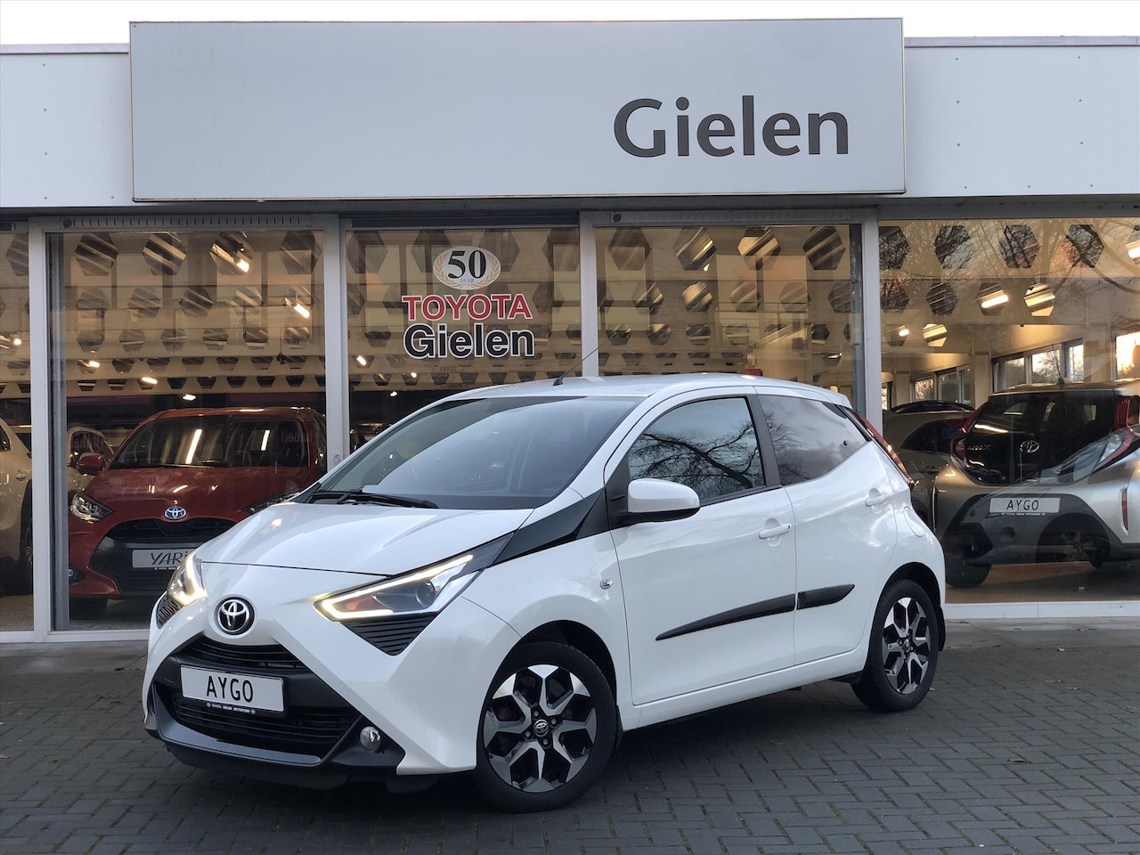 Toyota Aygo - 1.0 VVT-i X-Joy | Eerste eigenaar, Lichtmetalen velgen, CarPlay, Privacy glass, Climate co - AutoWereld.nl