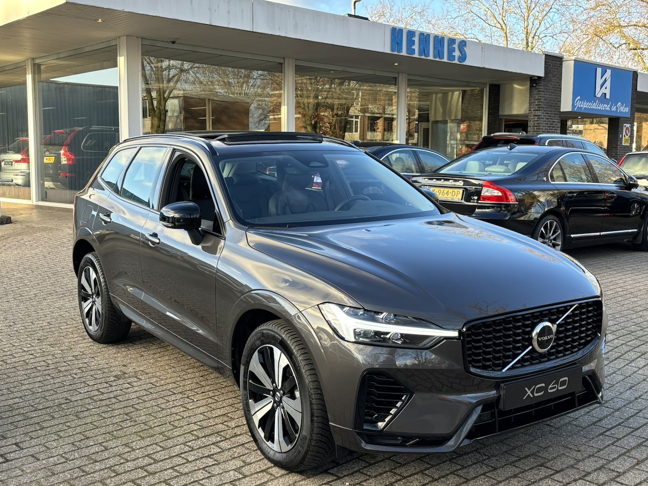 Volvo XC60 - Recharge T6 AWD Plus Dark Long Range Stoelverwarming V+A + stuurw. verw. - AutoWereld.nl