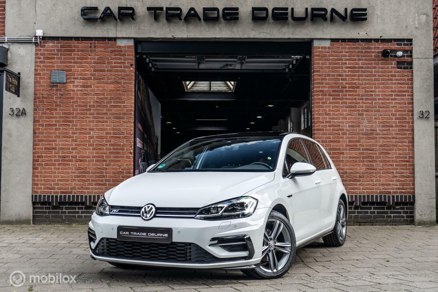 Volkswagen Golf - 1.5 TSI Highline R Line PANO / PDC / ACC - AutoWereld.nl