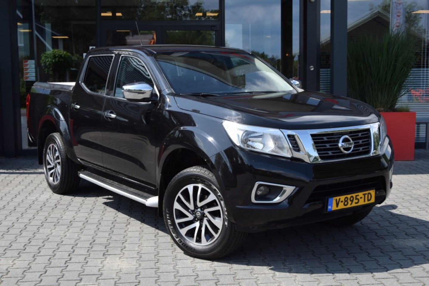 Nissan Navara - 2.3 DCI DUBBEL CABIN CONNECTA 2 SITZ 4WD VAN - AutoWereld.nl