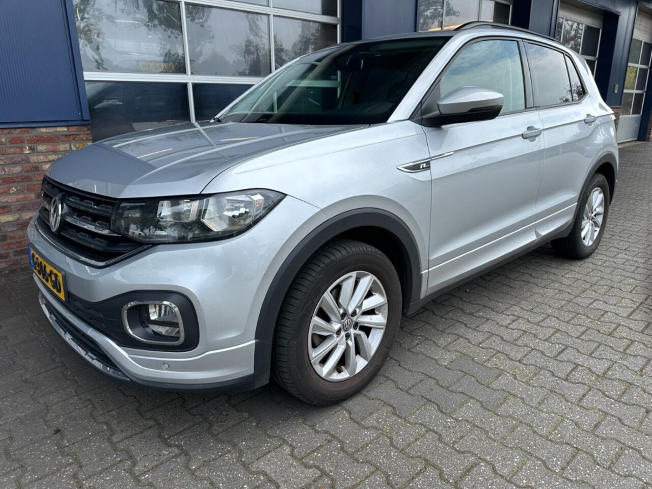 Volkswagen T-Cross - 1.0 TSI LIFE.  R-LINE. TREKHAAK. CAMERA. AUTOMAAT. ALL.IN. - AutoWereld.nl