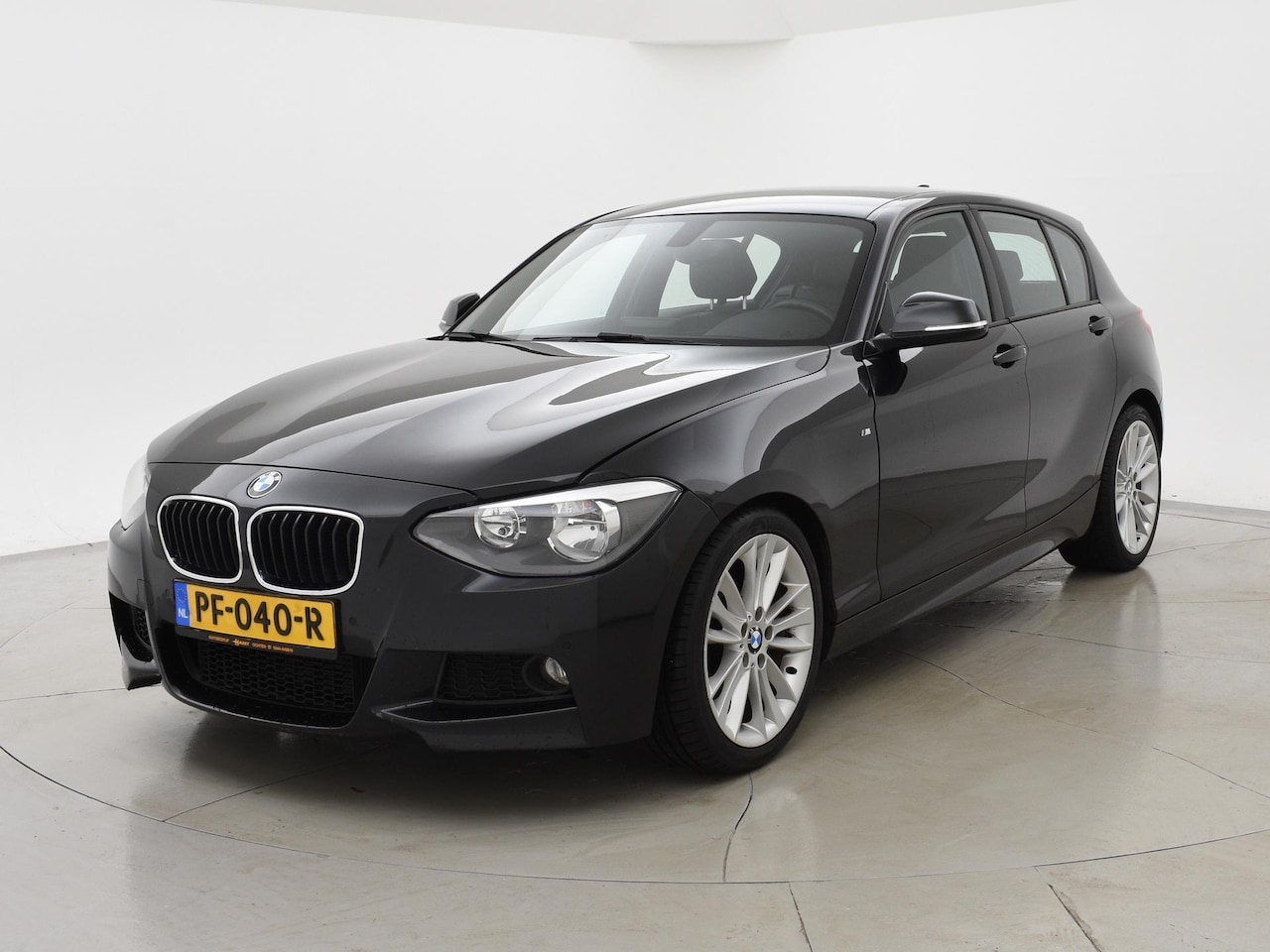 BMW 1-serie - 116i M-SPORT + LEDER SPORTINTERIEUR / NAVI PROFESSIONAL / STOELVERW. - AutoWereld.nl