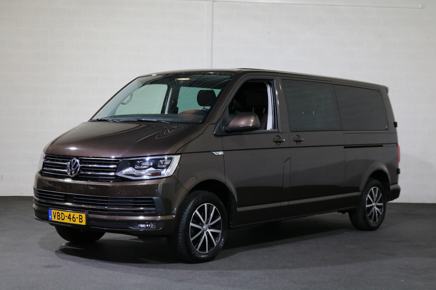 Volkswagen Transporter - 2.0 TDI 150pk L2 H1 DC Edition Automaat Airco Leer Navigatie 2x Schuifdeur - AutoWereld.nl