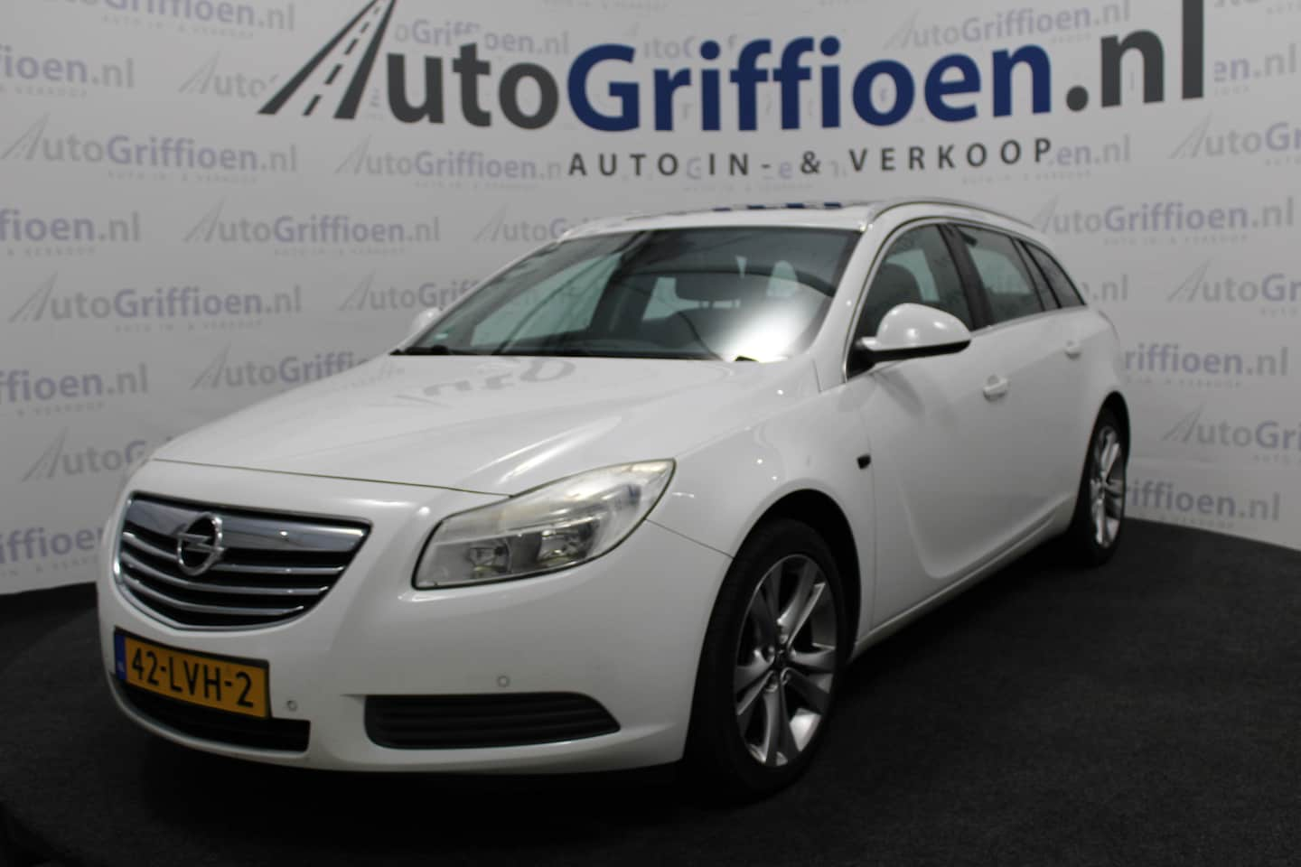 Opel Insignia Sports Tourer - 1.6 T Edition keurige stationcar met trekhaak - AutoWereld.nl