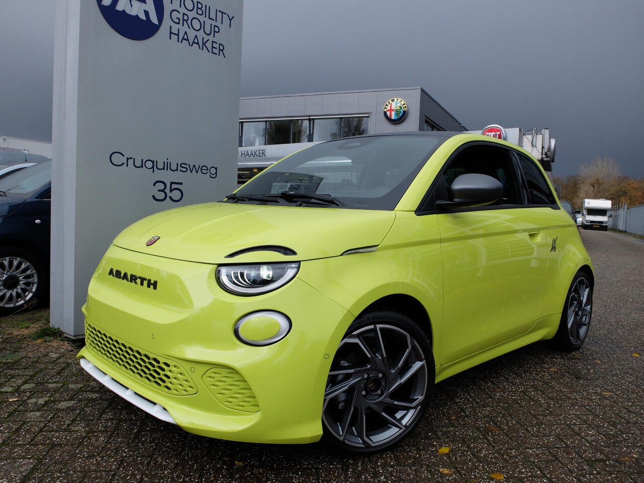 Abarth 500e - Turismo Full Elektric Camera Carplay Race! - AutoWereld.nl