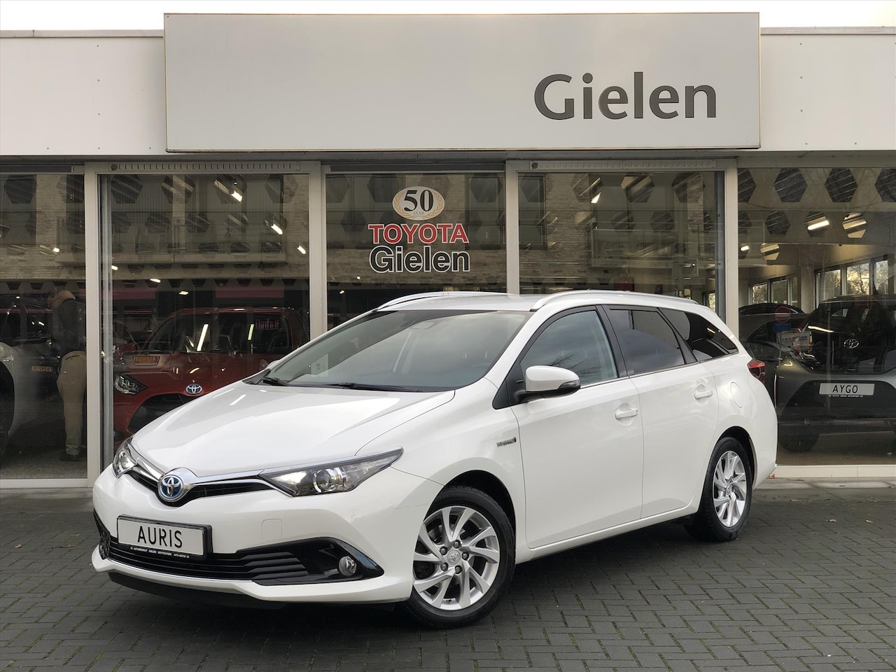 Toyota Auris Touring Sports - 1.8 Hybrid Dynamic | Navigatie, Cruise control, Stoelverwarming, Lichtmetalen velgen, Clim - AutoWereld.nl