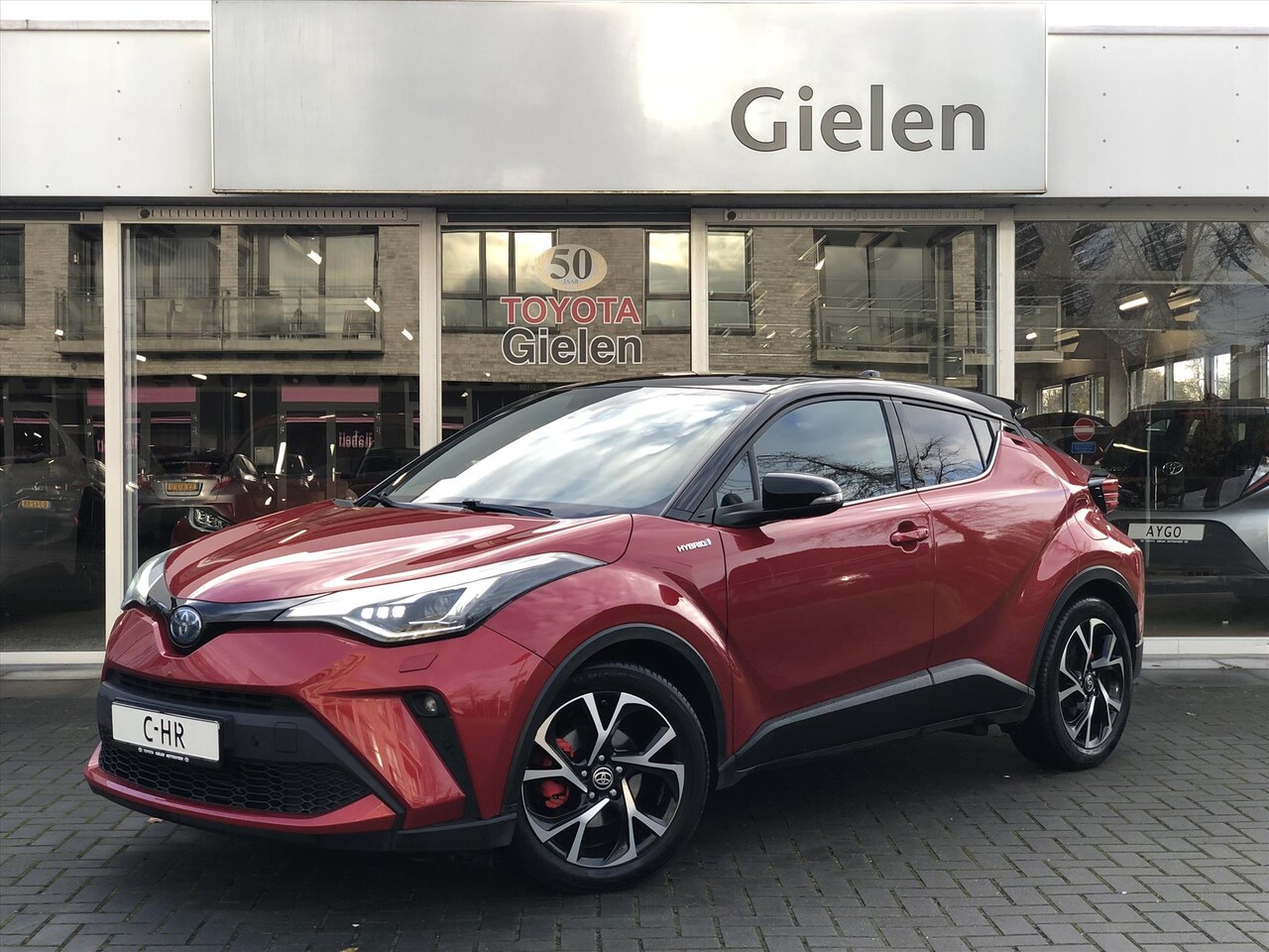 Toyota C-HR - 2.0 Hybrid Bi-Tone | Dodehoekherkenning, Parkeersensoren, Stoel + Stuurverwarming, Keyless - AutoWereld.nl