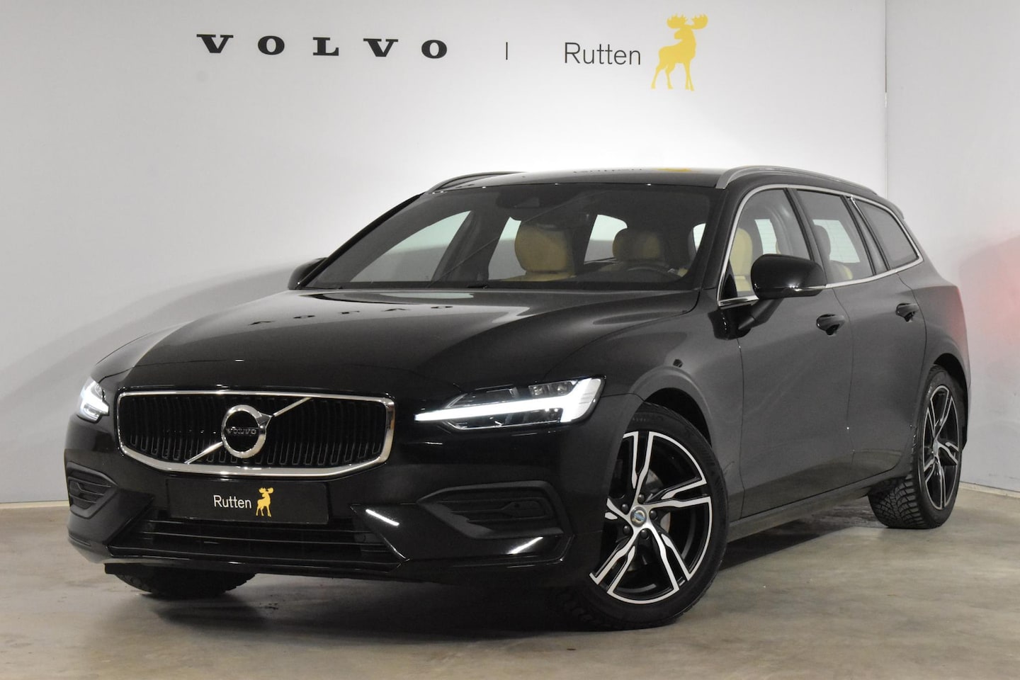 Volvo V60 - 2.0 T4 Momentum Pro Navigatie / Stoelverwarming Voor / Parkeersenoren V&A / Parkeercamera - AutoWereld.nl