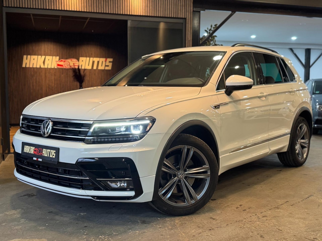 Volkswagen Tiguan - 2.0 TSI 4Motion R-Line | 1e eig. | Dealer onderhouden - AutoWereld.nl