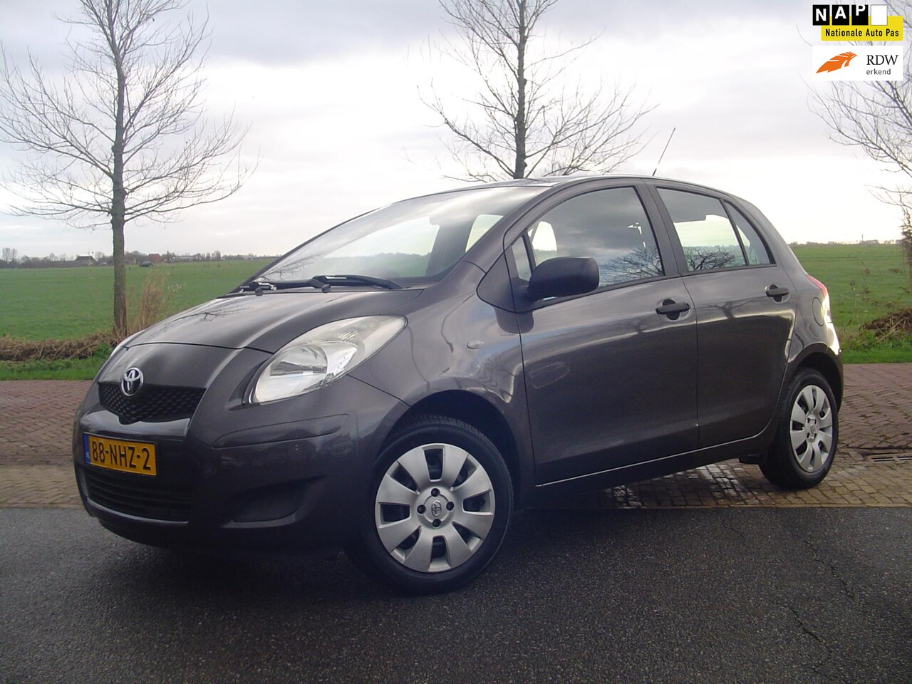 Toyota Yaris - 1.3 VVTi Comfort / Airco / Hoge zit / Trekhaak - AutoWereld.nl