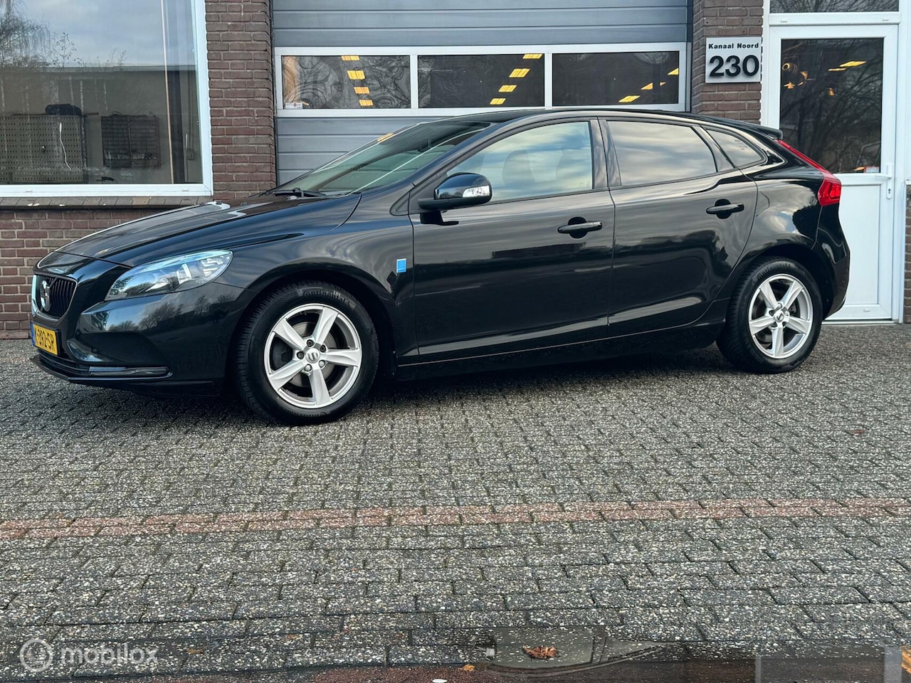 Volvo V40 - 2.0 D2 Momentum CRUISE/AIRCO/TREKHAAK - AutoWereld.nl