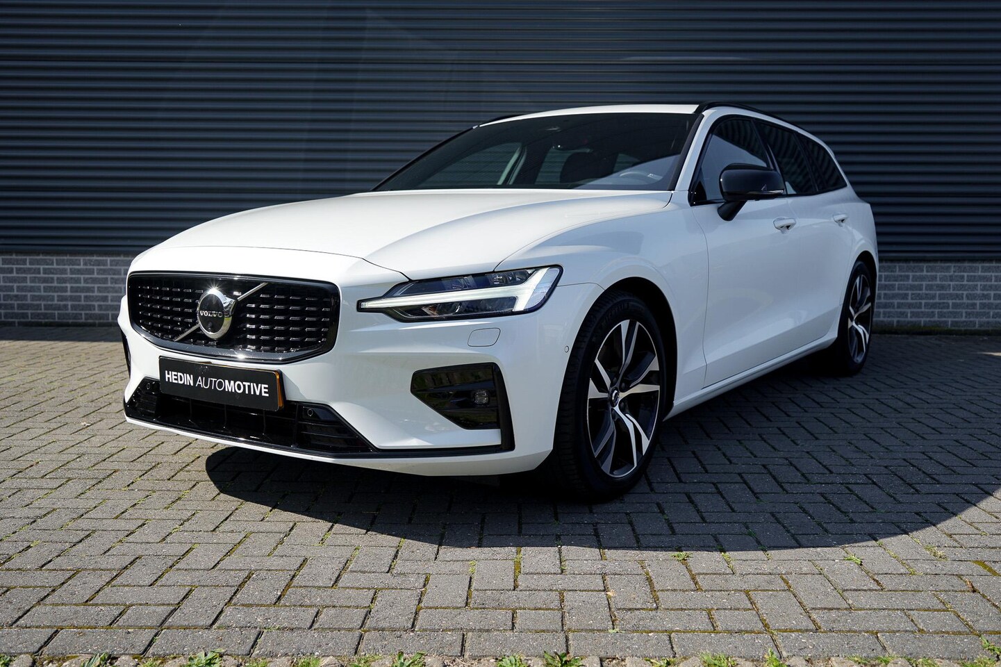 Volvo V60 - 2.0 B3 Plus Dark | Panoramadak | Parkeersensoren voor en achter | Sportstoelen - AutoWereld.nl