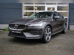 Volvo V60 Cross Country - 2.0 B5 AWD Ultimate | Panoramadak | Parkeerverwarming | 19" Lichtmetalen velgen