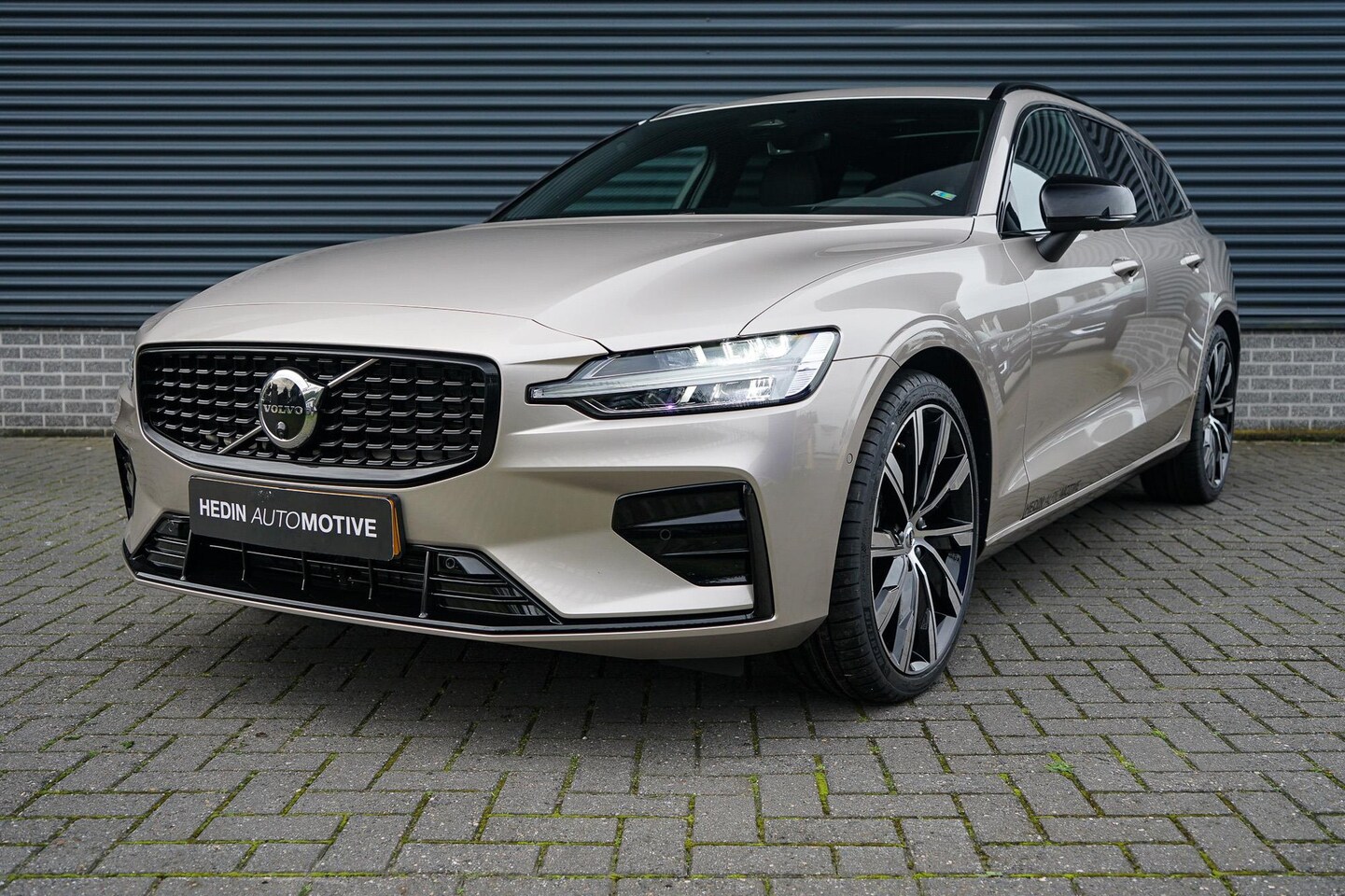 Volvo V60 - 2.0 B4 Plus Dark | Panoramadak | 360 graden camera | 20'' velgen | Stand kachel | Sportsto - AutoWereld.nl