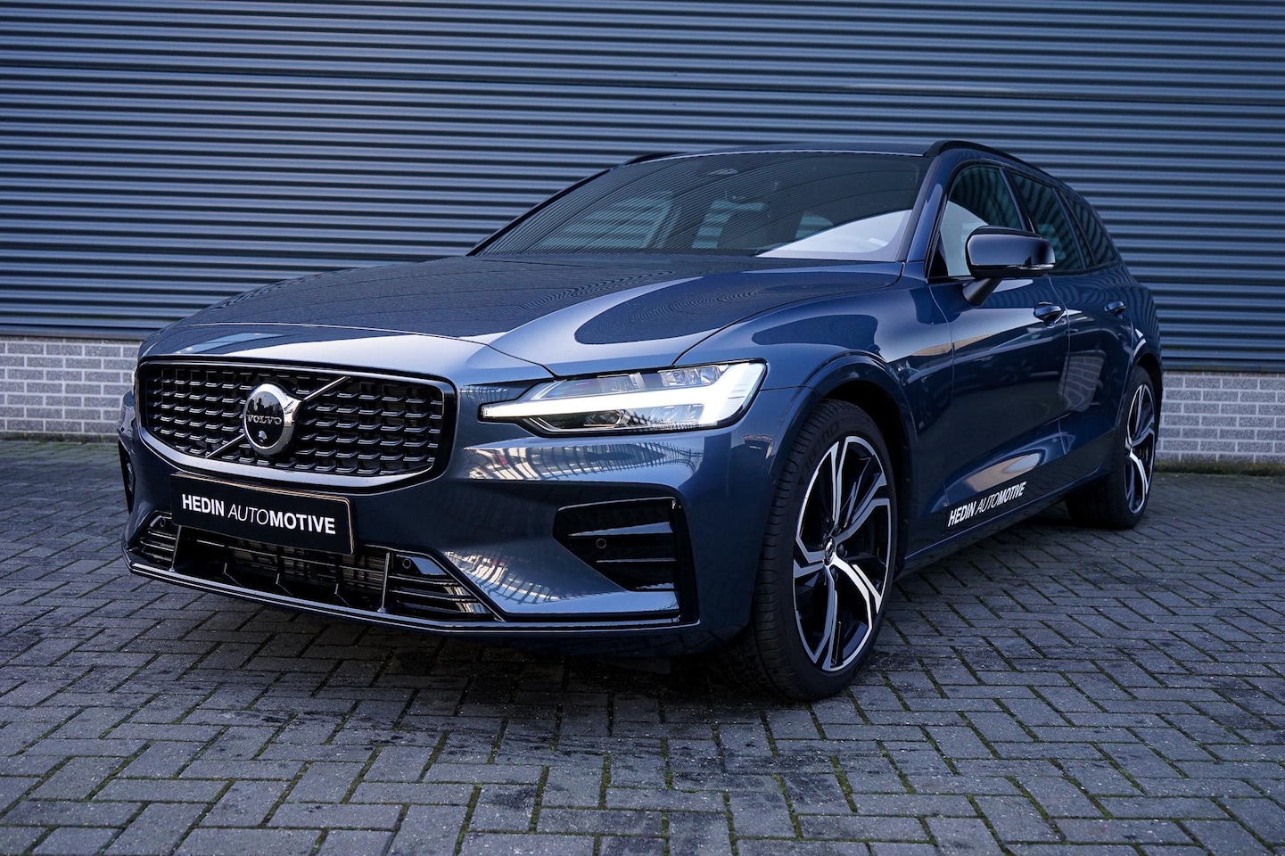 Volvo V60 - 2.0 B3 Plus Dark | Sportleder | 19" Lichtmetalen velgen | Stuur en stoelverwarming - AutoWereld.nl