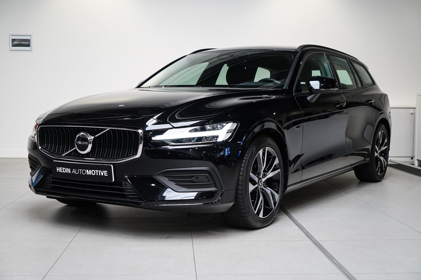 Volvo V60 - B3 Essential Edition Mild Hybride 174PK Automaat 18" Inch LMV| Trekhaak | Adaptieve Cruise - AutoWereld.nl