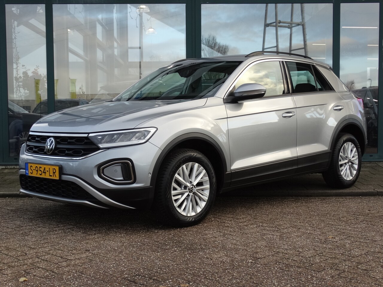 Volkswagen T-Roc - 1.0 TSI 110PK Life | Apple Carplay/Android Auto | Cruise Control | Airco | Parkeersensoren - AutoWereld.nl