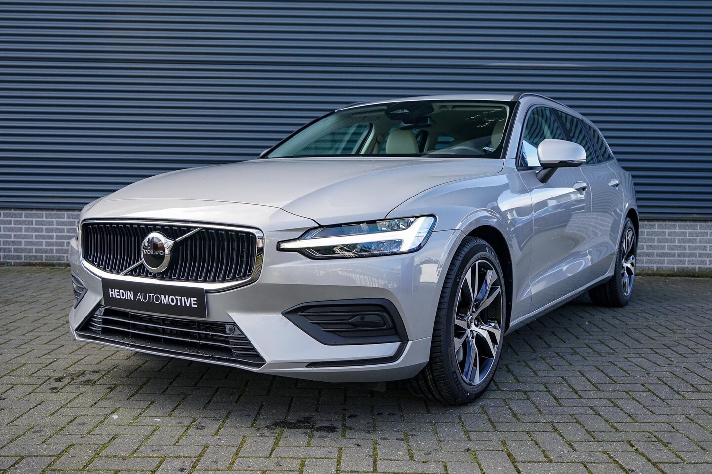 Volvo V60 - 2.0 B3 Essential | Lederen bekleding | Parkeerverwarming - AutoWereld.nl