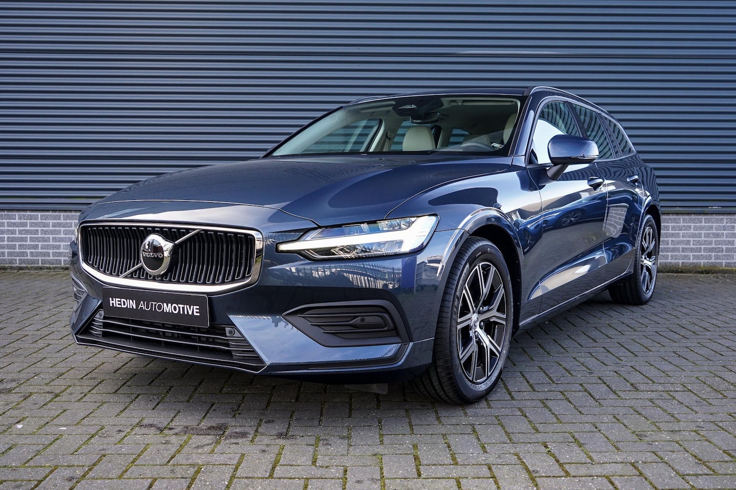 Volvo V60 - 2.0 B3 Essential | Lederen bekleding | Climate Line | Driver Assist - AutoWereld.nl