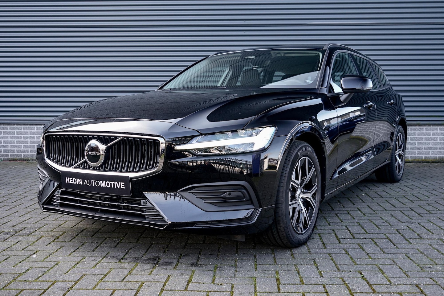 Volvo V60 - 2.0 B3 Essential | Climate Line | Driver Assist | Parkeerverwarming - AutoWereld.nl