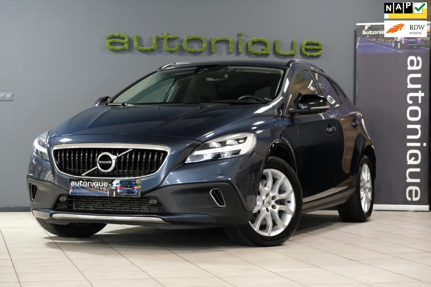 Volvo V40 Cross Country - 1.5 T3 152pk! *Automaat|Camera|Navi* Slechts 126dkm! - AutoWereld.nl