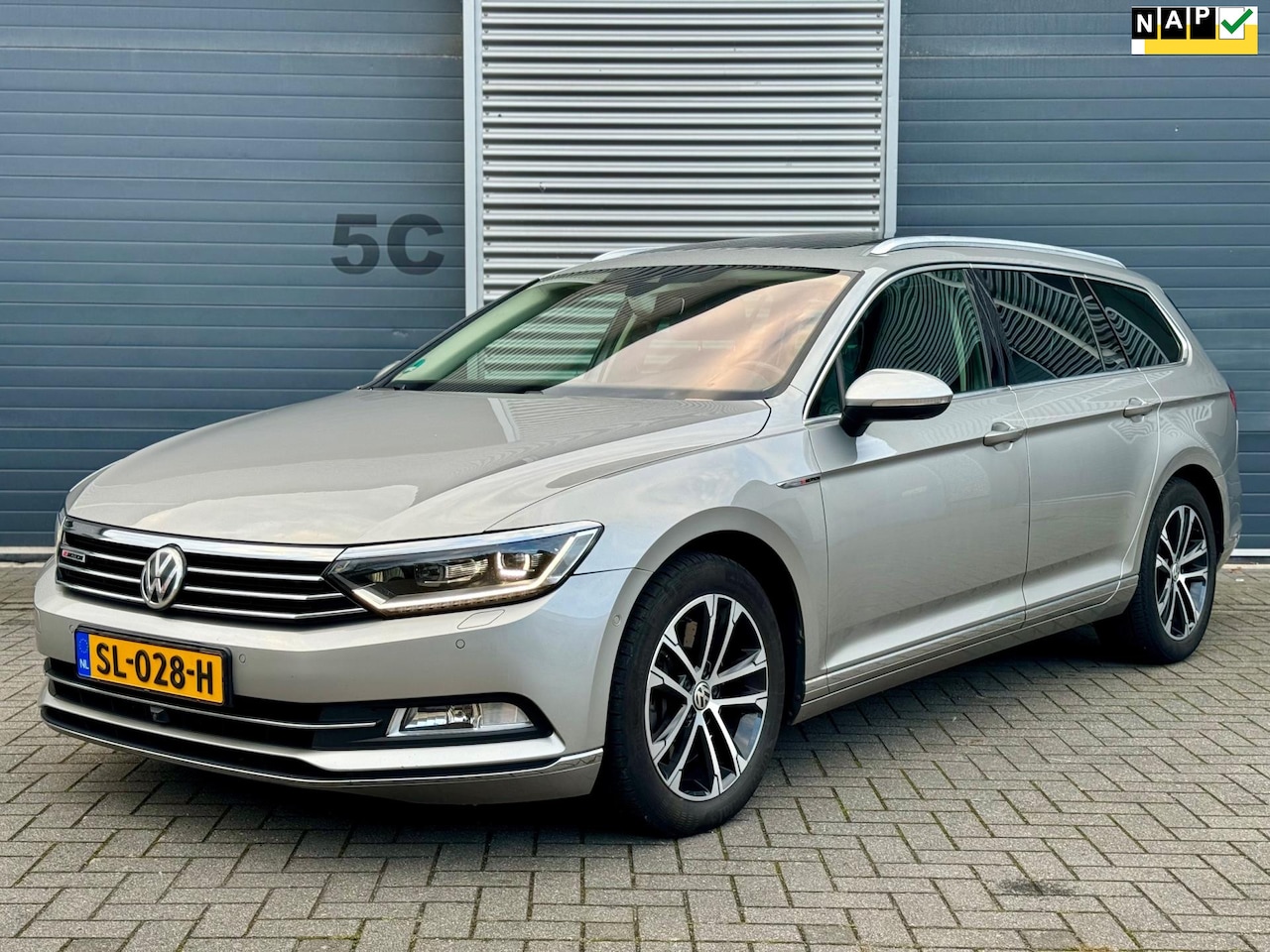 Volkswagen Passat Variant - 2.0 BiTDI 4Motion Highline Pano/Led/ACC/Lane - AutoWereld.nl