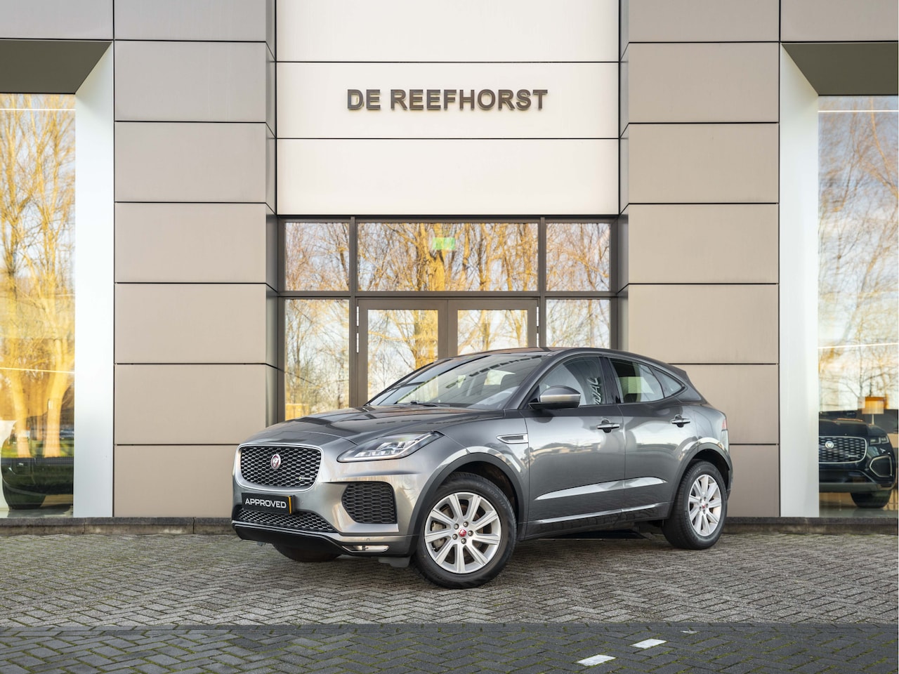 Jaguar E-Pace - 2.0 D150 R-Dynamic | 24 maanden garantie | Trekhaak - AutoWereld.nl