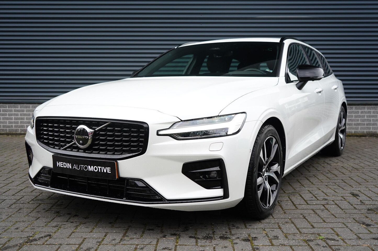 Volvo V60 - 2.0 B3 Plus Dark Nappa leder / Open Grid textiel | Harman Kardon Premium audio | trekhaak - AutoWereld.nl