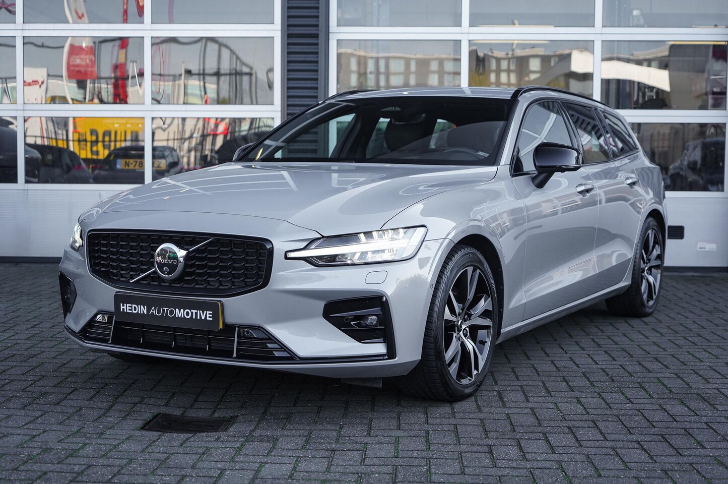 Volvo V60 - 2.0 B3 Plus Dark Parkeerverwarming met timer | Trekhaak elektrisch uitklapbaar | Premium A - AutoWereld.nl