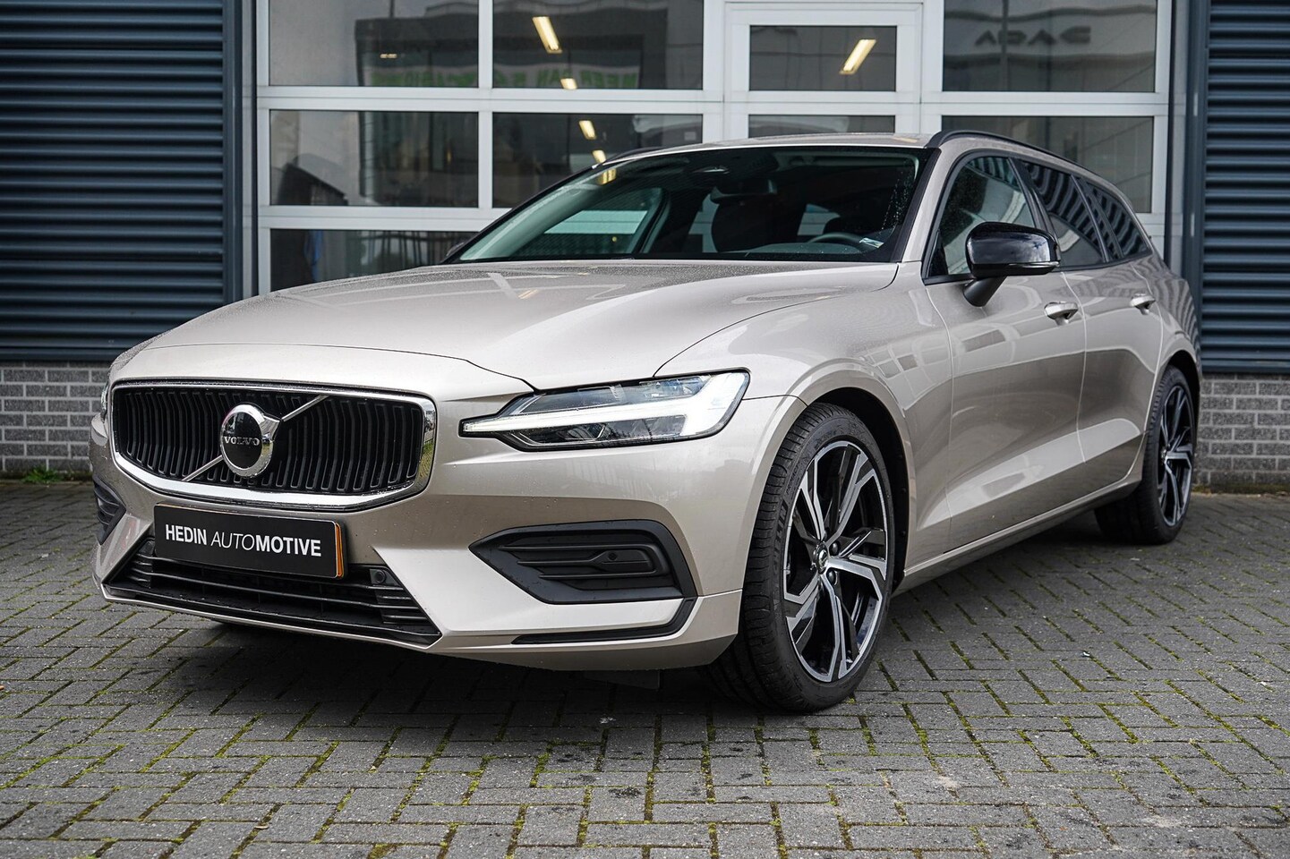 Volvo V60 - 2.0 B3 Essential Edition | Lederen Bekleding | Getint Glas | 19" Diamond Velgen | Bedienba - AutoWereld.nl