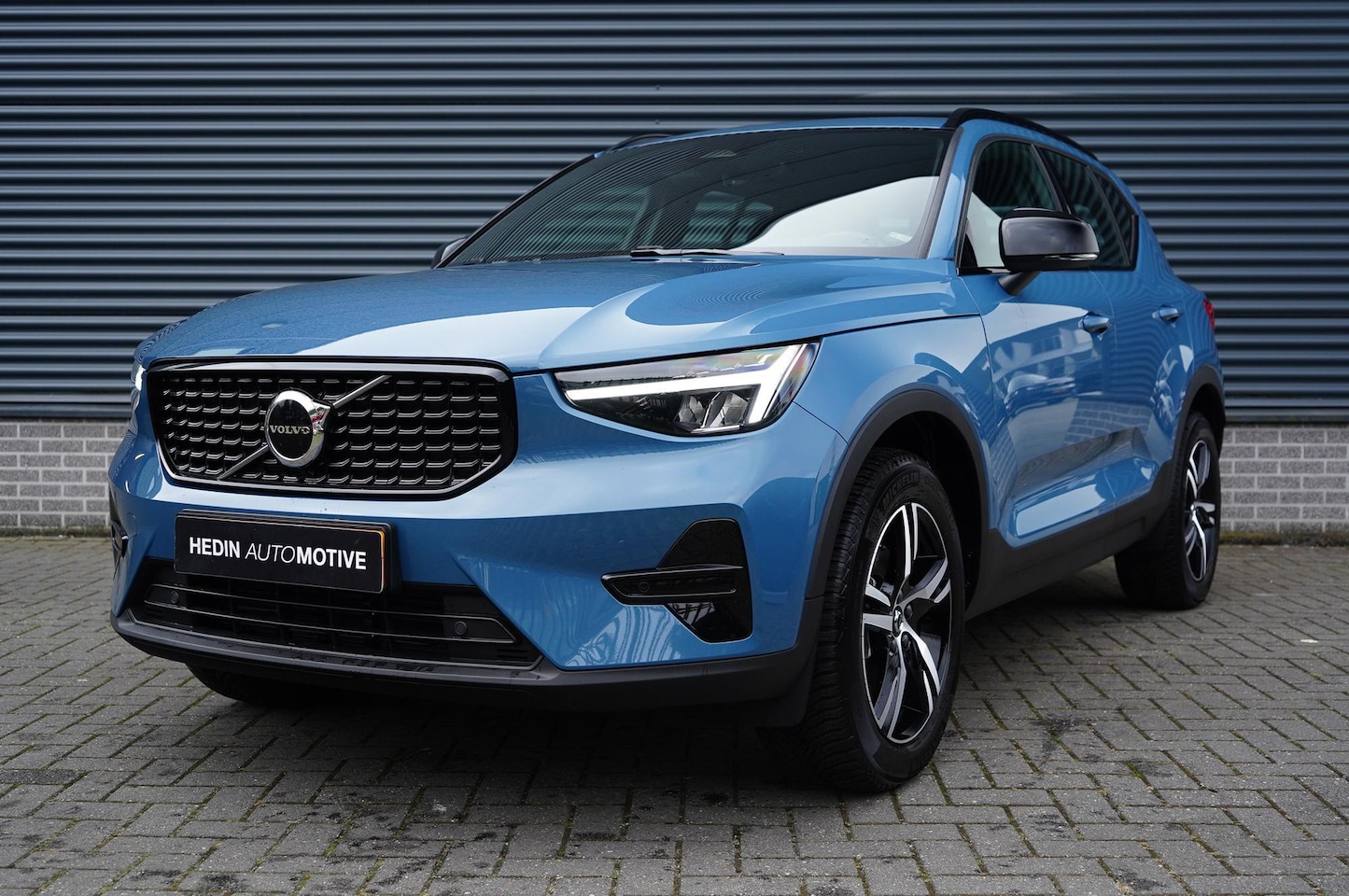 Volvo XC40 - 2.0 B4 Plus Dark Trekhaak elektrisch uitklapbaar | Apple Carplay Android Auto | Verwarmbar - AutoWereld.nl