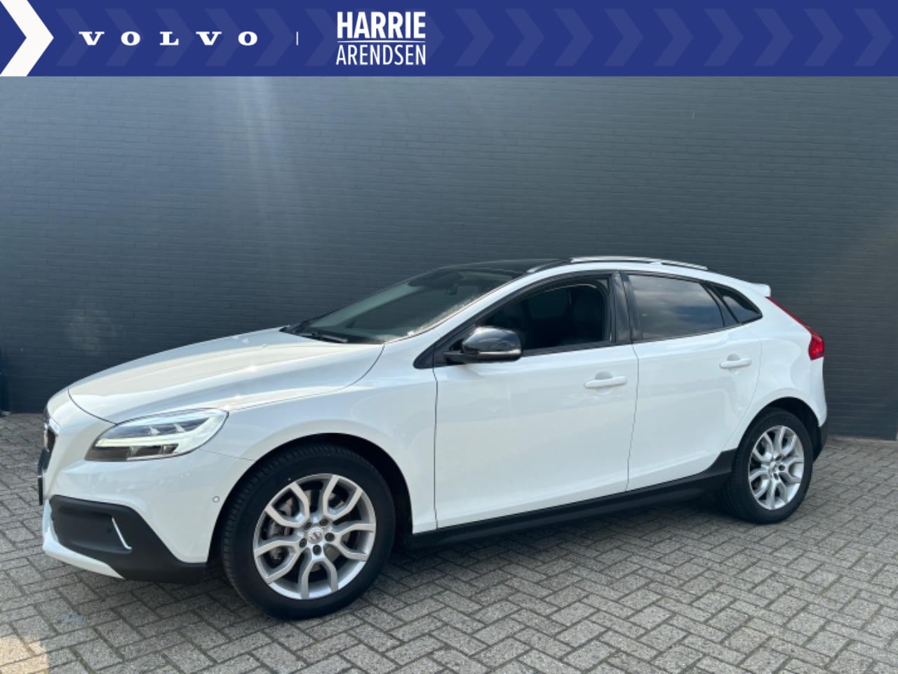 Volvo V40 Cross Country - 1.5 T3 Polar+ Luxury | Panoramadak | Navigatie | Lederen bekleding | Parkeersensoren - AutoWereld.nl