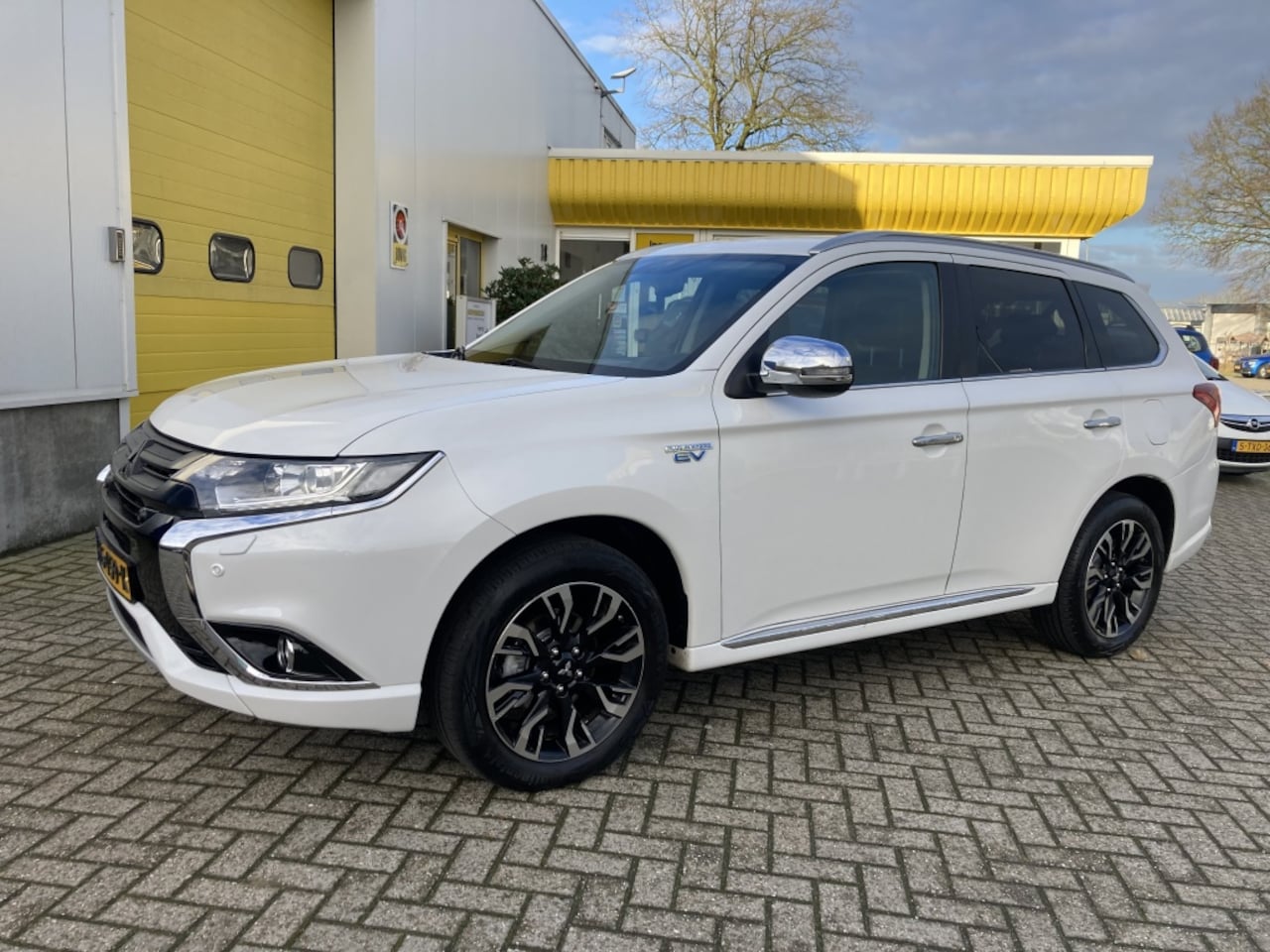 Mitsubishi Outlander - 2.0 PHEV Executive Edition 4WD Trekhaak 203PK - AutoWereld.nl