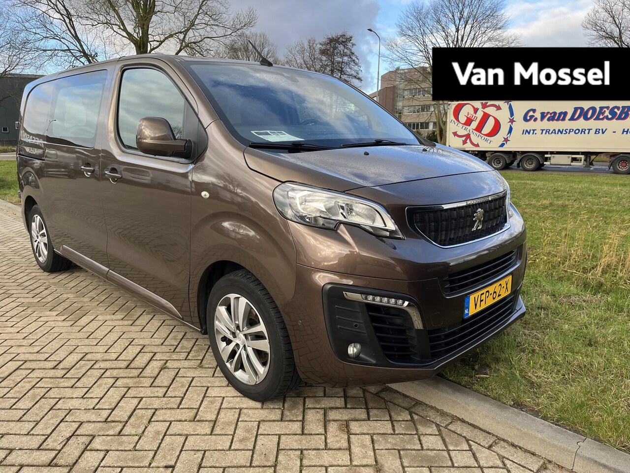 Peugeot Expert - 2.0 BlueHDI 120 Standard Asphalt | Automaat | Camera | Navigatie | Trekhaak - AutoWereld.nl