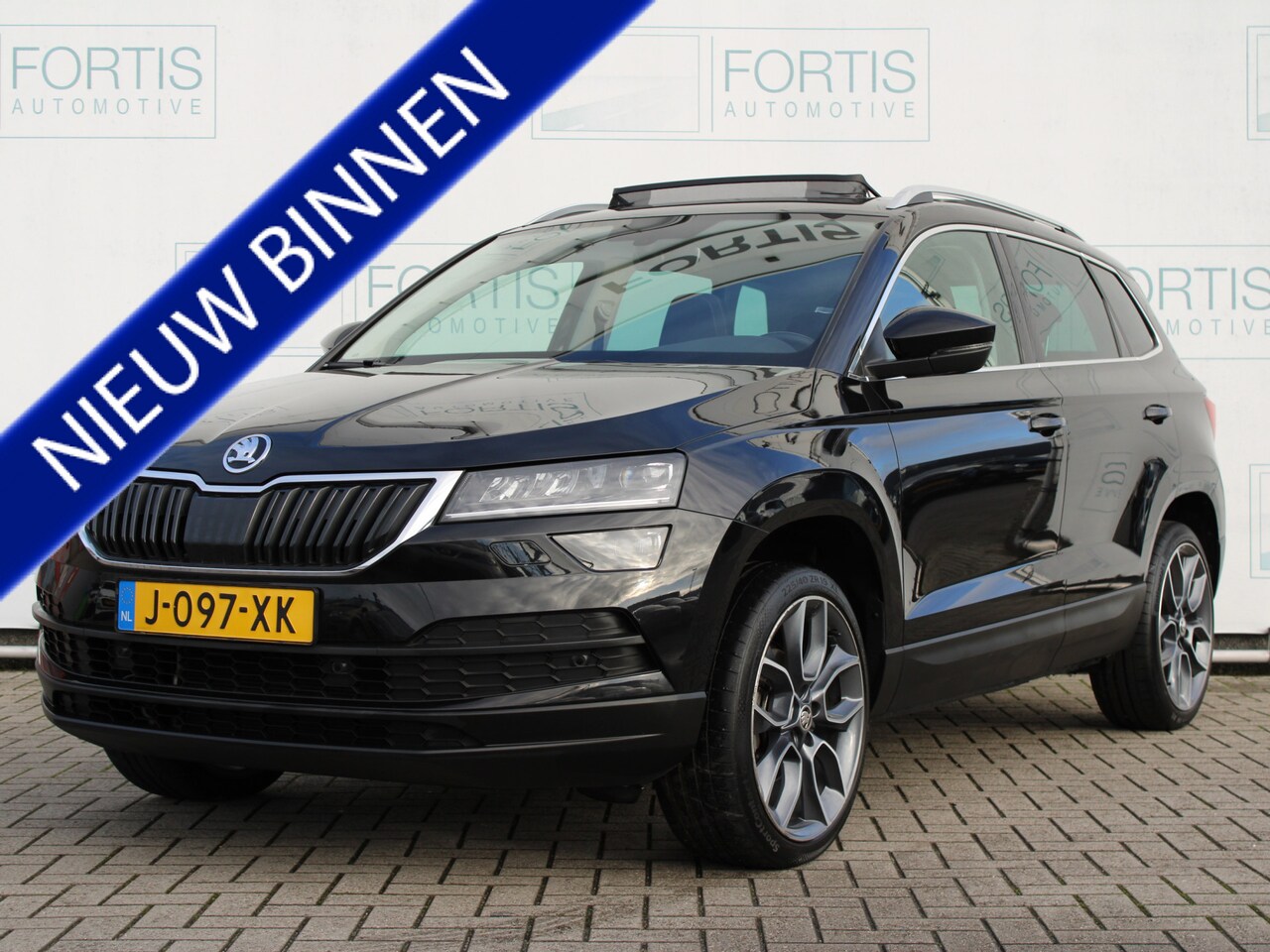 Skoda Karoq - 1.5 TSI ACT Business Edition Plus NL AUTO | CAMERA | PANO | TREKHAAK | CARPLAY | - AutoWereld.nl