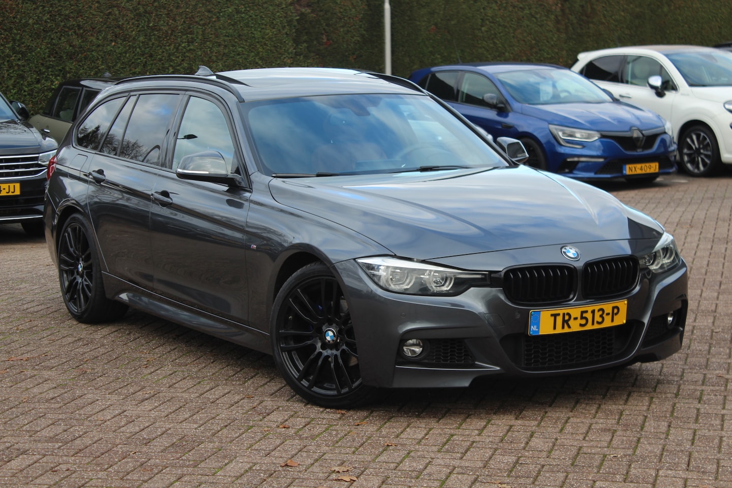 BMW 3-serie Touring - 320i Edition M Sport Shadow High Exe / Panoramadak / Leder / 19'' / Navigatie / Parkeerhul - AutoWereld.nl