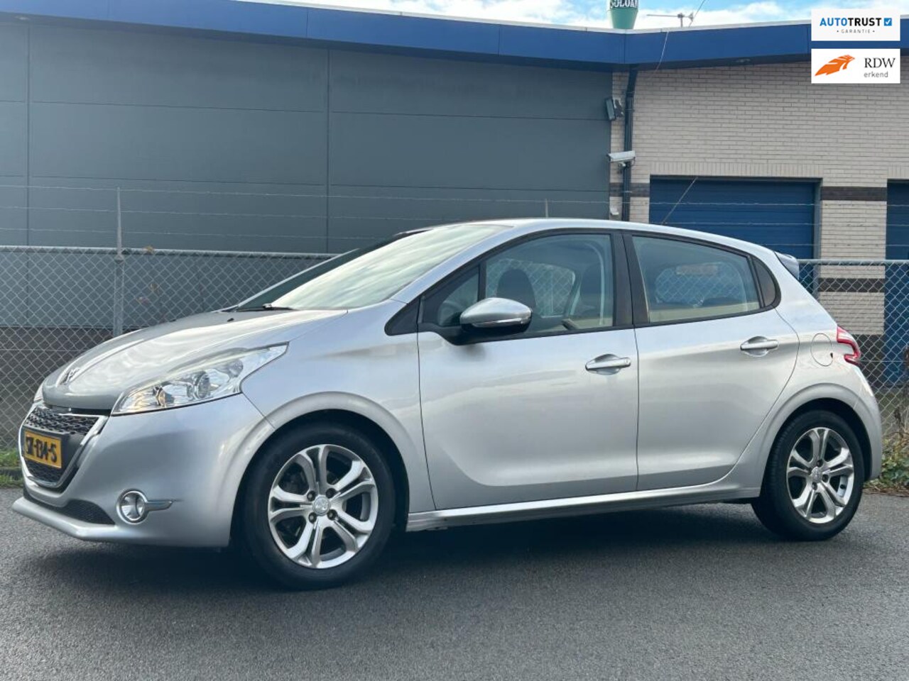 Peugeot 208 - 1.2 PureTech Blue Lease / 12 mnd garantie / Automaat - AutoWereld.nl