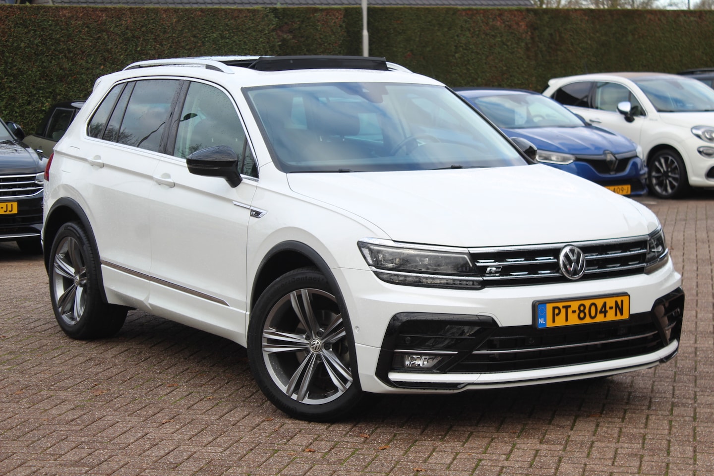 Volkswagen Tiguan - 1.4 TSI ACT Highline R-line / Trekhaak / Panoramadak / 360Camera / Keyless / 19'' / Virtua - AutoWereld.nl