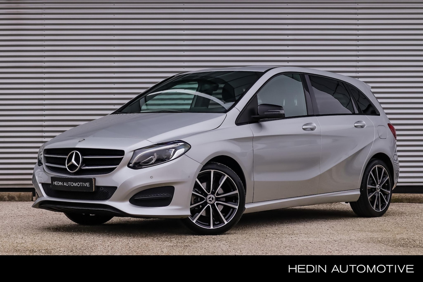 Mercedes-Benz B-klasse - 180 Ambition Automaat | Trekhaak | Nightpakket | Zitcomfortpakket | Licht en Zichtpakket - AutoWereld.nl