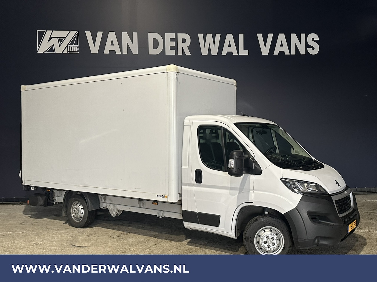 Peugeot Boxer - 2.2 BlueHDi 141pk Bakwagen Laadklep Euro6 Airco | Bijrijdersbank - AutoWereld.nl