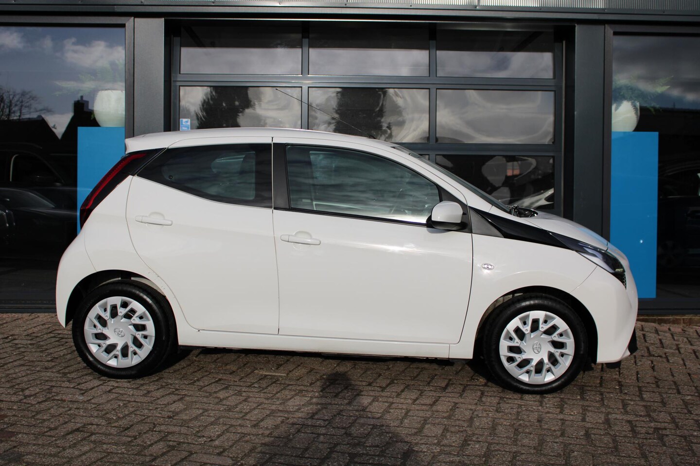 Toyota Aygo - 1.0 VVT-i x-play | NAVIGATIE | AIRCO | CARPLAY | CAMERA | CPV | ELEK-RAAM | APK: 09-2026 | - AutoWereld.nl