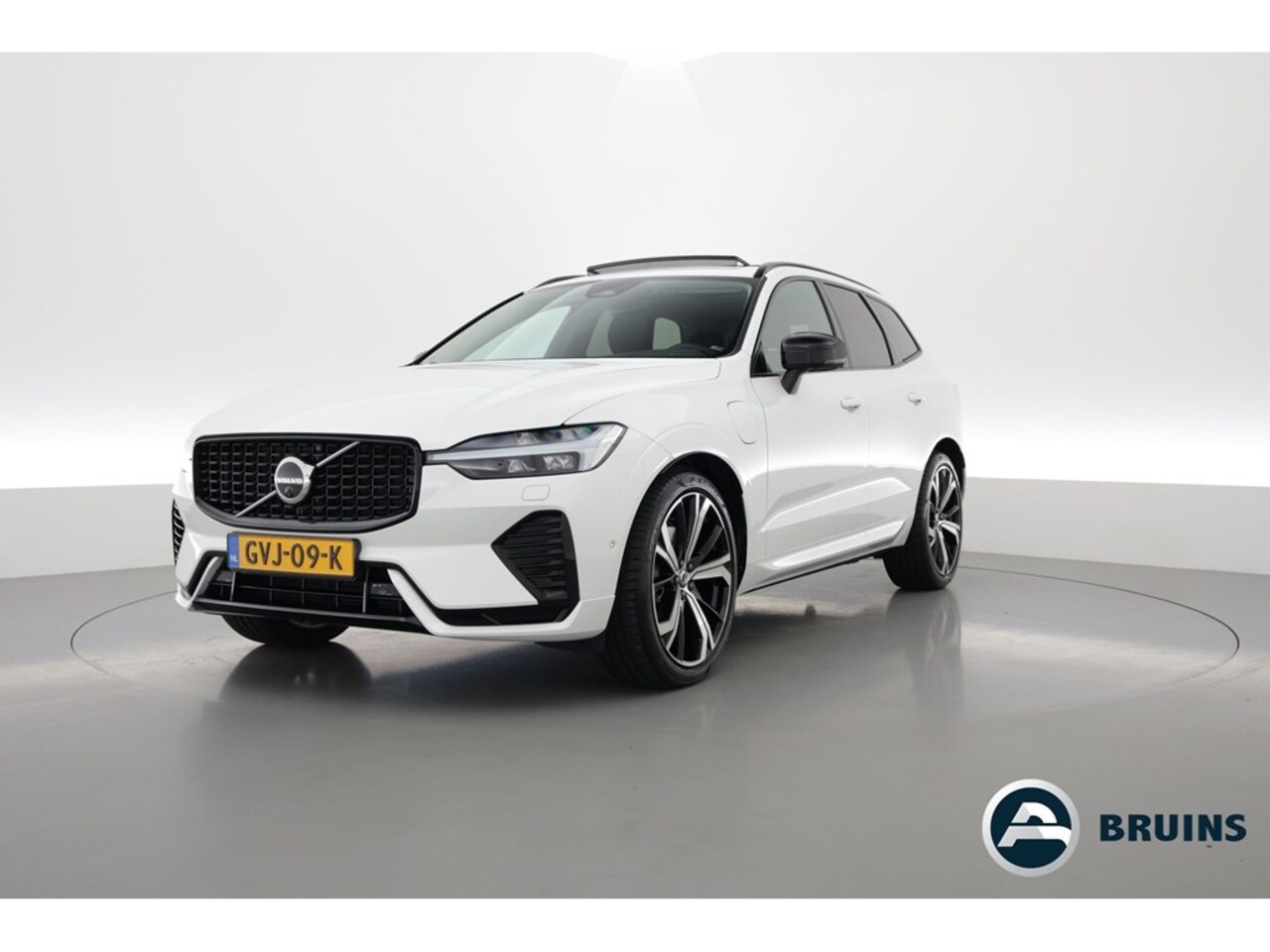 Volvo XC60 - 2.0 Recharge T6 AWD Plus Dark 2.0 Recharge T6 AWD Plus Dark, Luchtvering, Trekhaak, H&K audio, 360 camera - AutoWereld.nl