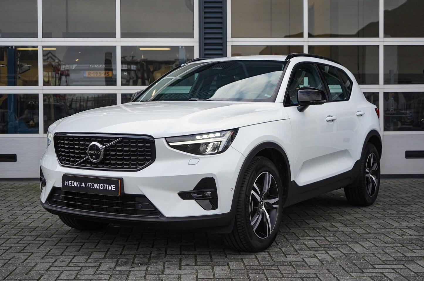 Volvo XC40 - 2.0 B3 Plus Dark Parkeerverwarming met timer | Elektrisch wegklapbare trekhaak | Verwarmde - AutoWereld.nl