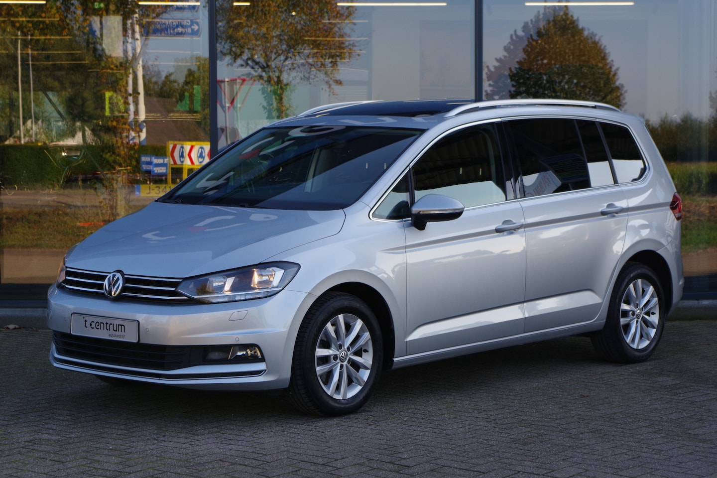 Volkswagen Touran - 1.4 TSI 150 PK Automaat Highline 7p, Panoramadak, Elek. Trekhaak, Adap. Cruise Control, Ke - AutoWereld.nl