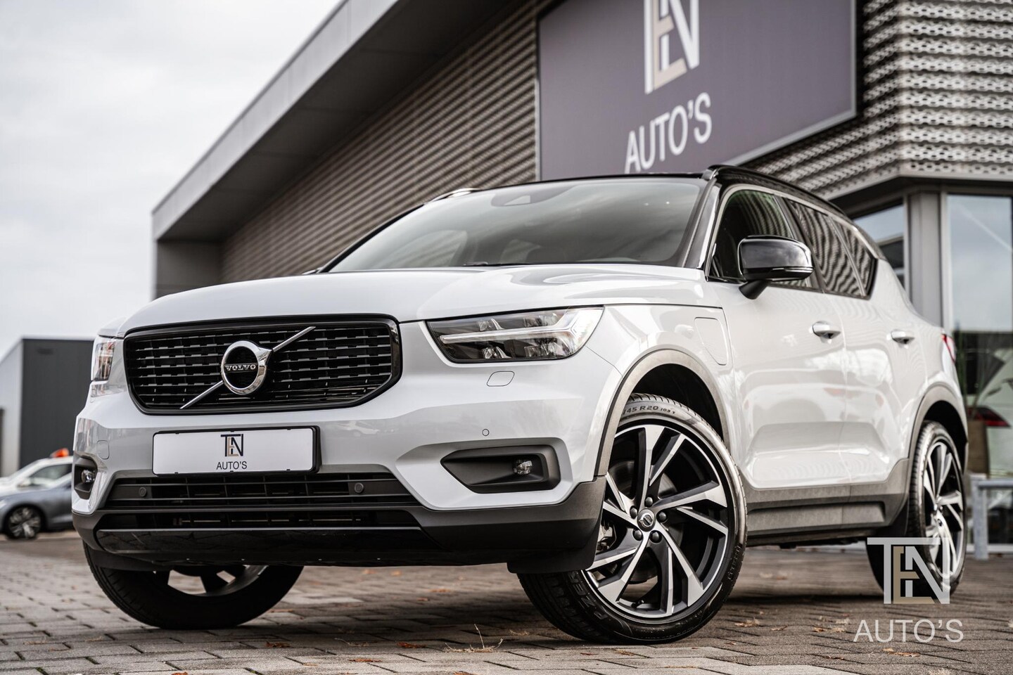 Volvo XC40 - T4 Recharge R-Design | Camera | Harman/Kardon | Keyless | Trekhaak | 20" - AutoWereld.nl