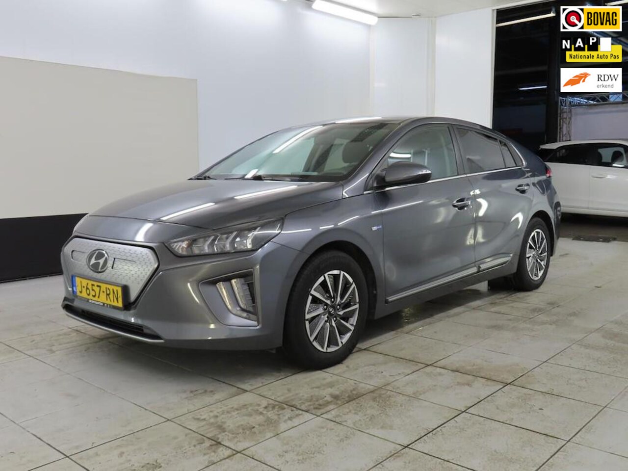 Hyundai IONIQ - Comfort EV 38 kWh+Xenon+breed-Navigatie+Camera=INCL-BTW= OKT-2020 = 330KM RIJBEREIK !! - AutoWereld.nl