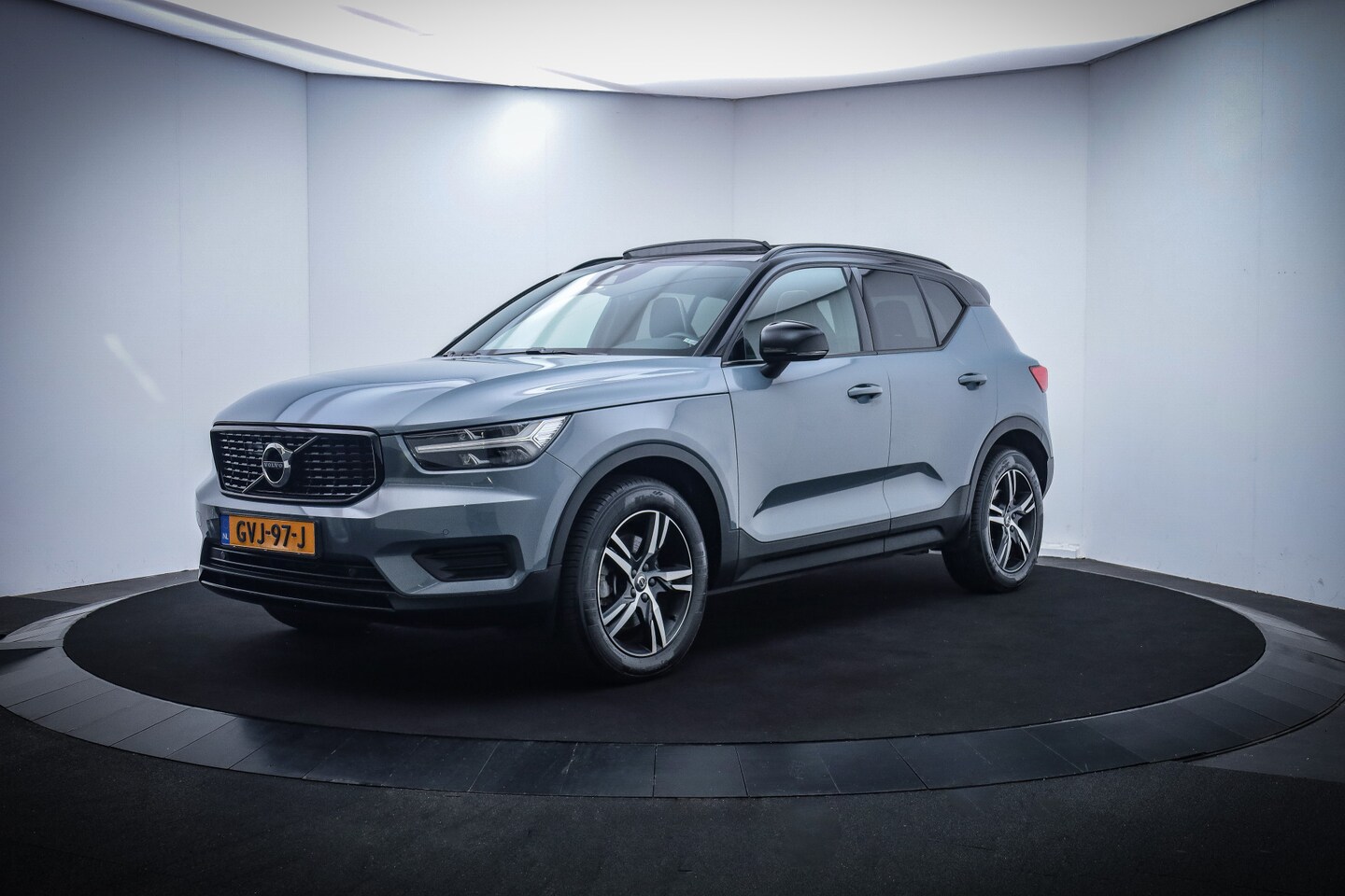 Volvo XC40 - 2.0 190Pk T4 Aut. R-Design PANO/FULL LED/DIGIDASH/CAMERA/CARPLAY/NAVI/KEYLESS/LANE ASSIST/ - AutoWereld.nl