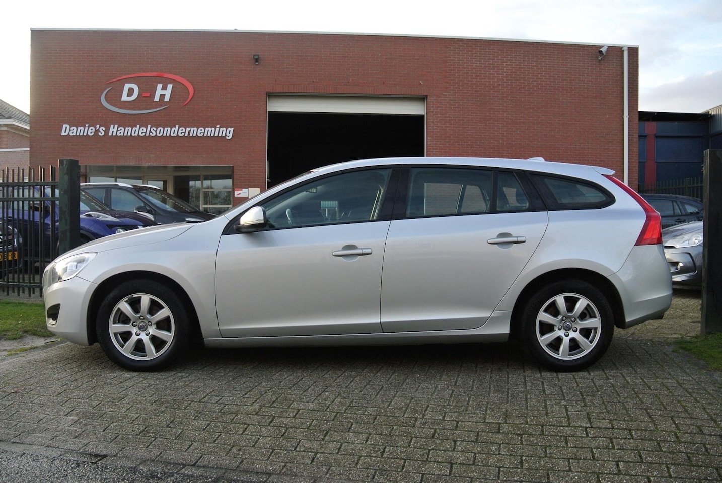 Volvo V60 - 1.6 T4 Kinetic airco automaat inruil mogelijk nap - AutoWereld.nl