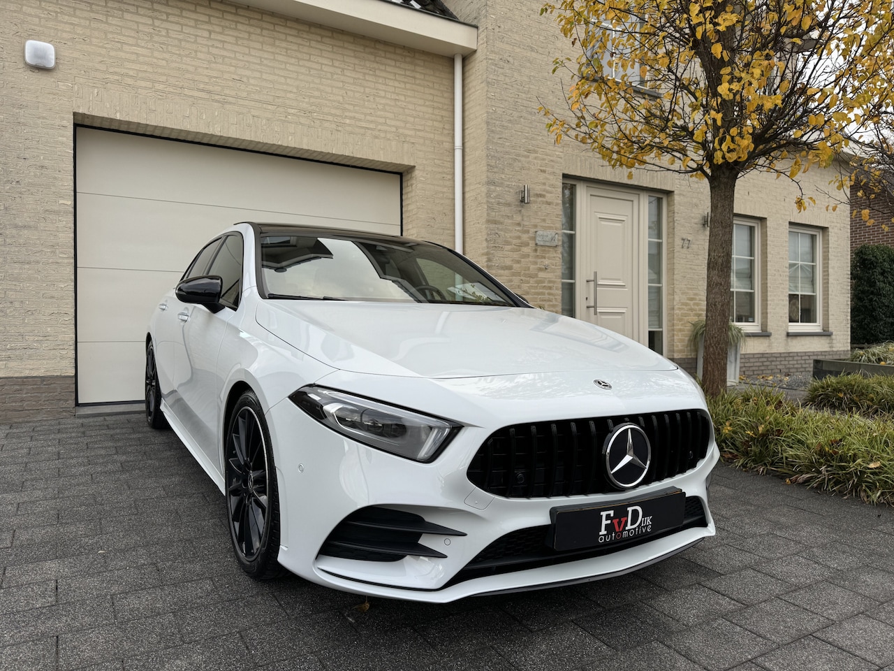 Mercedes-Benz A-klasse - 180 AMG Aut Panoramadak Nightpakket Widescreen AmbientLight Keyless SportLeder+Memory Led - AutoWereld.nl