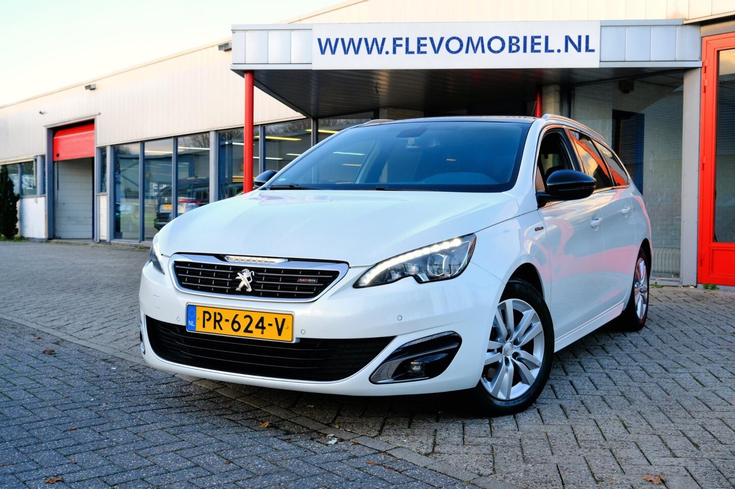 Peugeot 308 SW - 1.6 BlueHDI GT-line Pano|Navi|Half Leder|LMV - AutoWereld.nl